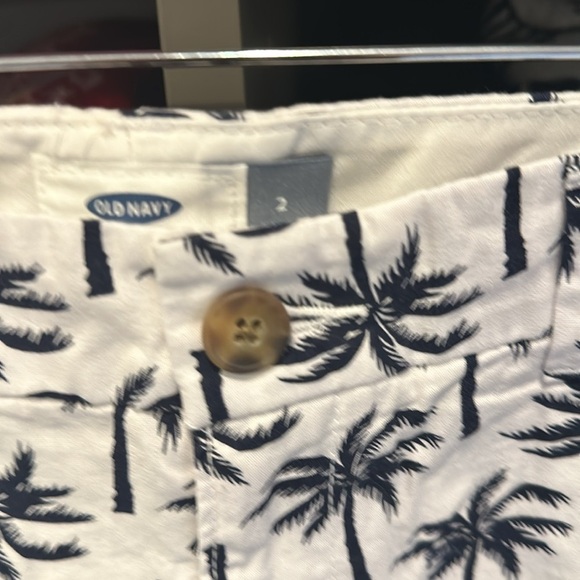Old Navy white with dark navy palm trees 5” shorts size 2 - Picture 2 of 3